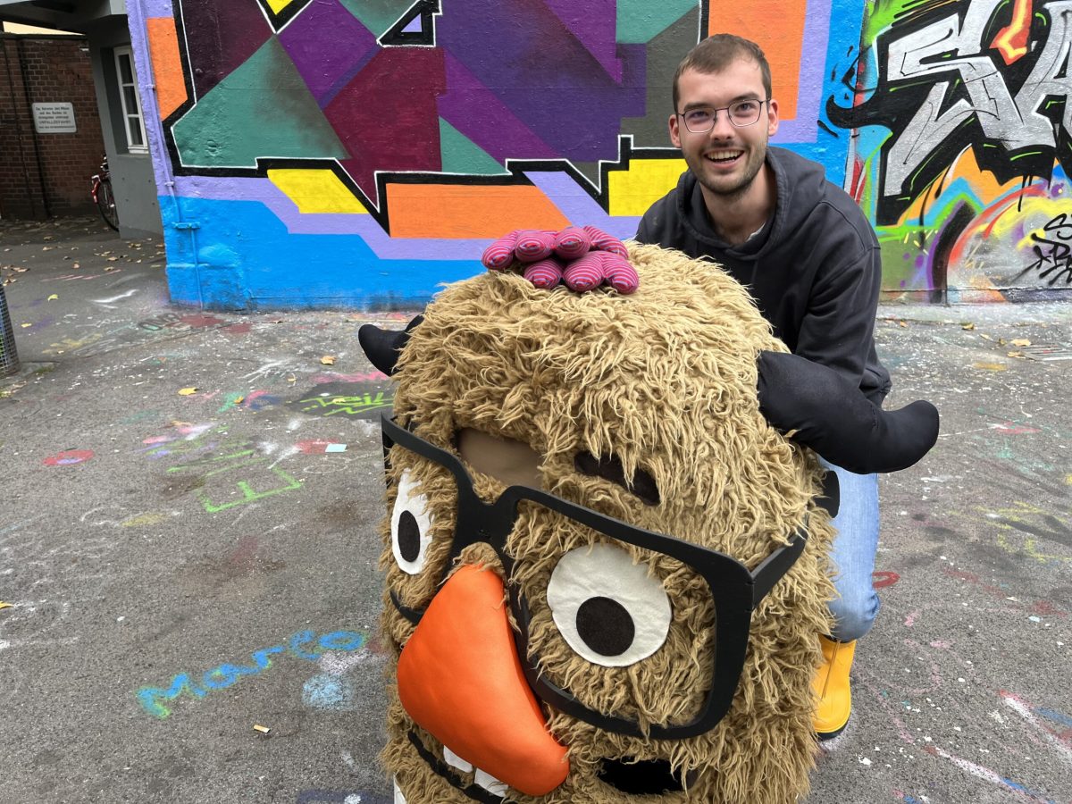 christoph Sonnenfeld in Hocke mit Liesbert Figur