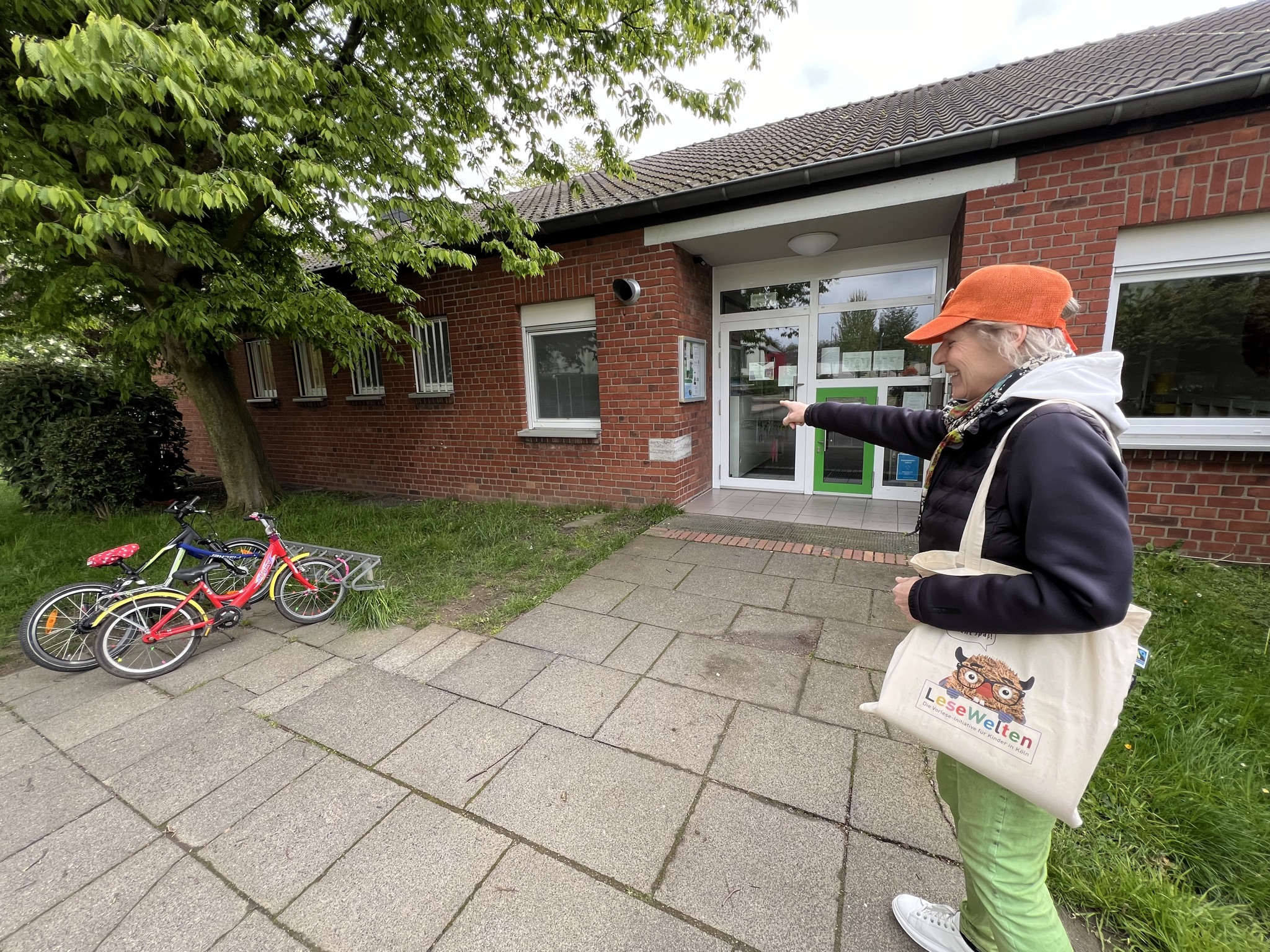 Ehrenamtlerin vor Kita in Ostheim