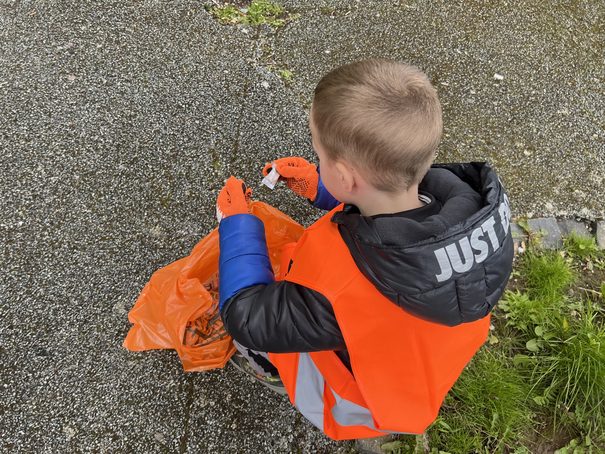 Kind betrachtet Müll