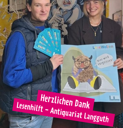 Zwei junge Frauen stehen vor einem Bild und halten ein Poster und Karten mit der Aufschrift LeseWelten in die Kamera.