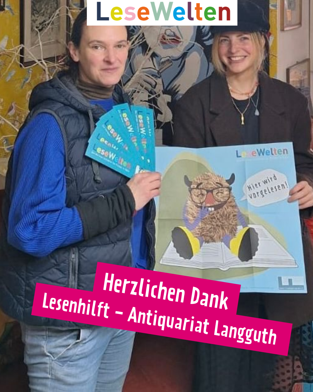 Zwei junge Frauen stehen vor einem Bild und halten ein Poster und Karten mit der Aufschrift LeseWelten in die Kamera.
