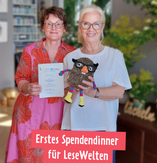 Annette und Birgit mit Liesbert und Spendenquittung lachen in die Kamera.