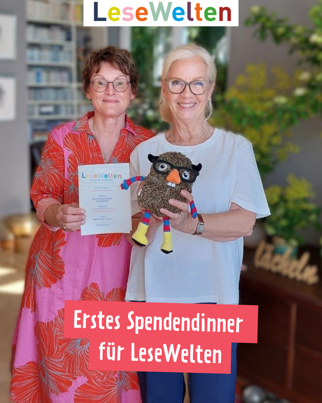 Annette und Birgit mit Liesbert und Spendenquittung lachen in die Kamera.